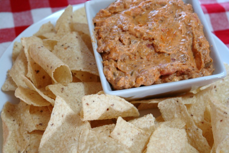 (ad) Easy Taco Queso Dip, party recipe, easy dip #timetocrunch