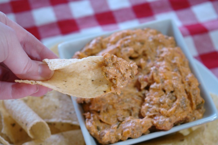 (ad) Easy Taco Queso Dip, party recipe, easy dip #timetocrunch