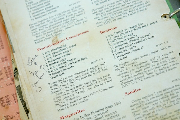 picture of peanut butter cookie recipe in vintage cookbook